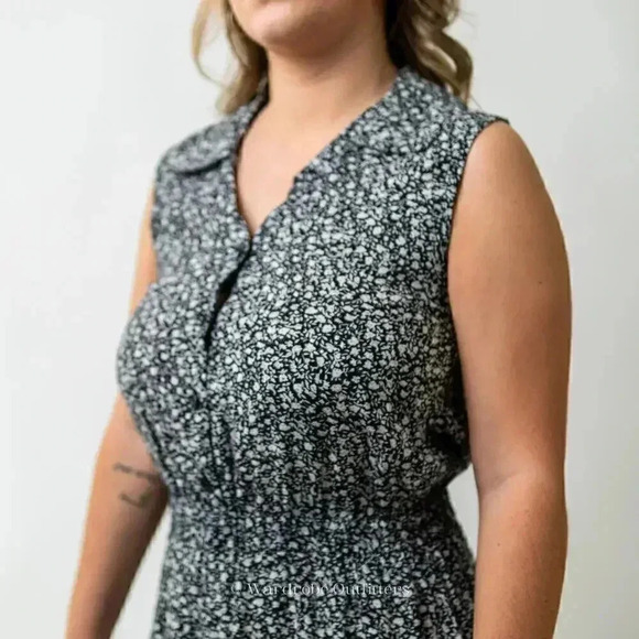 Black & White Ditsy Floral Collared Sleeveless Romper - Picture 6 of 8